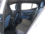 フロントシートはスリムな形状にすることで、リアシートの足元スペースを拡大。さらに、キャビン全体に一体感をもたらすため、フロントシートの背面も座面と同じ表皮でコーディネートしています。