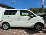 車線逸脱抑制機能です。カメラが左右の区画線を検知し、はみ出す可能性が高いと判断した場合にドライバーにステアリング操作を促し、車両を車線の内側に戻すように支援をします。