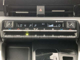 オートエアコンは温度を設定するだけで、自動で風量などを設定してくれます。運転しながら操作も必要ないので、安全性も向上します。