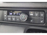 フルオートエアコンが装備されています!お好みの温度設定をするだけでエアコンの風量やモードの切り替えを自動でコントロールしてくれます!ユーザーの操作が少なく燃費走行にもつながります!