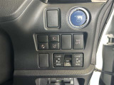 両側パワースライドドアです。両手が荷物でいっぱいの時、どちらからでもドアの開閉がラクラクです♪安全装置も付いているので、お子様の乗り降りも安心の便利機能です。