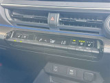 【オートエアコン】「AUTO」スイッチを押すだけで、冷暖房の切り替えや風量、吹き出し口の調整などを自動で行います。
