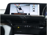 サイドクリアランスビュー表示中に、旋回時の運転操作に合わせて自動で車両を斜め後方から見たような映像を表示。