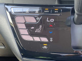 オートエアコン搭載車です。風量を自動で調節します。