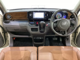 車内は光触媒抗菌消臭施工済です。インパネ周りはスタイリッシュなデザインで機能や装備も充実しています。グローブボックスやカップホルダーのほかにトレーなどたくさんの収納スペースが付いています。