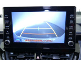 車庫入れの強い味方。後退時の死角をチェックするために便利です。
