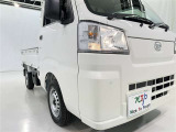 明るいライトが夜道を明るく照らしてくれます。 運転する上で、道路状況をいかに早く認識できるか重要なポイントです。 白色光が暗い道も明るく照らしてくれますよ。
