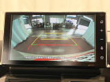 【バックモニター】 駐車時に車両後方の様子を見ることができるので、運転の不安を軽くします。