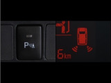 コーナーセンサーを装備。障害物までの距離に応じて警告音を変えてお知らせ。縦列駐車時や駐車場・車庫等での取り回しをサポートします。詳細は販売店スタッフまでお尋ね下さい。