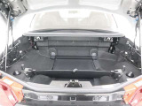 荷室スペースには工具やパンク修理キットなどが収納されています