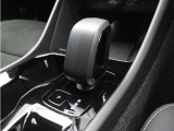 特別仕様のチャコールカラーのシフトノブ。スウェーデンならではのモダンな感覚にあふれるラグジュアリー感。そのスタイリッシュなエクステリアには、都市のライフスタイルに自然に溶け込むセンスが息づいています。