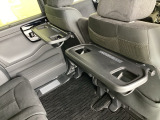 折りたたみ式のシートバックテーブルは限られた空間を有効活用。車内の家族時間をもっと快適に。休憩時のちょっとした小物置に使える、前席背面の格納式テーブルが付いています。