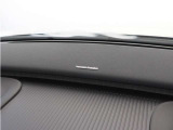 【harman/kardon】5つのスピーカーを内蔵したサウンドバーにより、ドライバーを包み込む音場を実現しました。また、洗練されたミニマルデザインは、キャビンをスタイリッシュに彩ります。