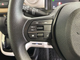 ステアリングにオーディオ操作スイッチが付いています。オーディオ画面に直接タッチしなくても操作が出来ますので、運転に集中できます。