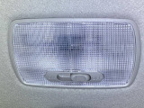 【フロントルームランプ】夜に車内で探し物をするときや、降りる前の荷物チェックに欠かせない光。パッと点灯して手元をしっかり照らしてくれます。