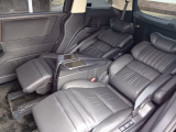2列目シートは、背もたれとオットマンを電動で調節可能。ロングスライド機能や背もたれの中折れ機構、ミニテーブル、シートヒーターも備えています。
