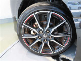 タイヤサイズは215/45R18。GR専用アルミホイール装着です。