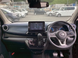 フロントガラスが大きく、ワイドな視界で運転もしやすくなるように設定されています。