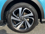 【純正アルミホイール】です!車両デザインに合わせてホイールをデザインしているため、見た目にもカッコイイアルミホイール♪洗車もラクチンで錆びません。