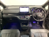 車内は光触媒抗菌消臭施工済です。インパネ周りはスタイリッシュなデザインで機能や装備も充実しています。グローブボックスやカップホルダーのほかにトレーなどたくさんの収納スペースが付いています。