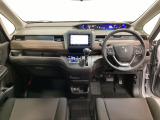 車内は光触媒抗菌消臭施工済です。インパネ周りはスタイリッシュなデザインで機能や装備も充実しています。グローブボックスやカップホルダーのほかにトレーなどたくさんの収納スペースが付いています。