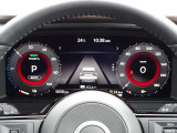 【メーターパネル】素早く車の情報が読み取れる、視認性に優れたシンプルなデザインのメーターパネルです。