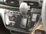 手に馴染むシフトノブで、操作がスムーズに。毎日のドライブがもっと楽しく快適になります。手元で操作ができる、電子制御パーキングブレーキ。