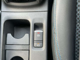 オートブレーキホールド機能は、ブレーキ操作によって停車した際に、自動的にブレーキ力を保持する機能。ブレーキ力が保持されているときにアクセルを踏むと、自動的にブレーキが解除され、発進することができます。