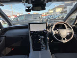 【運転席・インパネまわり】ハンドル・シート・フロアーなど隅々までプロによるクリーニング済み☆彡キレイな車内でドライブが一層快適にお楽しみいただけます!!