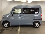 スライドドアなら狭い駐車場でもドアをぶつける心配がありません。ステップが低く乗り降りもしやすいです。開け閉めしやすく、乗り降りしやすい両側スライドドア!