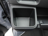 カップホルダーは運転席や助手席からちょうど手の届く位置です!!