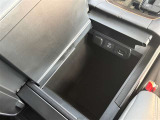 中央にはセンターコンソールボックスがあり、中にはシガーソケット・USBポート・HDMIの接続部があります。