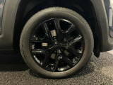 タイヤサイズは 225/55/R18 です。