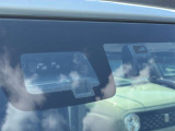 【スズキ】デュアルセンサーブレーキは、前方の車両や歩行者を2種類のセンサーで検知し、衝突の危険がある場合にブレーキを作動。事故リスクを軽減し、安全な運転をサポートします。