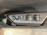 電動格納式リモコンドアミラーと、パワーウィンドウスイッチ等は運転席ドアにあります。