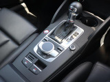 Audi正規ディーラーが高品質をお約束。高度な訓練・教育を受けたAudi専任メカニックが、100項目にもおよぶ精密な点検を実施。すべてクリアしたAudi車だけ、あなたのお手元に届けられるのです