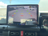【バックモニター】後方の障害物や歩行者を確認できるバックモニター。狭い駐車場や混雑した場所でも安心して車を操作できます。