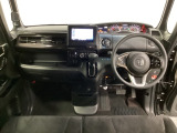 車内は光触媒抗菌消臭施工済です。インパネ周りはスタイリッシュなデザインです。グローブボックスやカップホルダーのほかにトレーなどたくさんの収納スペースが付いています。