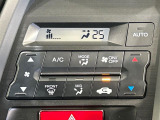 【オートエアコン】一度お好みの温度に設定すれば、車内の温度を検知し風量や温度を自動で調整。暑い&hellip;寒い&hellip;と何度もスイッチ操作をする必要はありません。快適な車内空間には必須の機能ですね♪