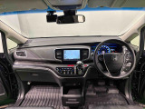 見易い計器類と運転し易いドライビングポジションは、視角も少なく前方&左右の見切りが良く運転し易いクルマです。ブラック基調のインテリアが洗練された空間を演出してくれます。
