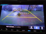 バックカメラの画像です。ガイドラインがスムースな車庫入れをサポートいたします。車庫入れの安心感がアップしますね。