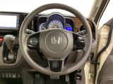 ステアリングスイッチがついていますので、オーディオのチャンネル変更、ボリューム、ジャンル変更が操作可能です。ハンドルから手を離さず安全に操作できます。