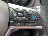 【プロパイロット】高速道路のロングドライブをアシスト。アクセル・ブレーキを制御し前方車との車間距離を保ち、ハンドル操作を制御アシストし走行車線を維持します。