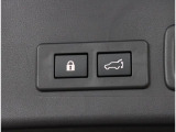 電動パワーリヤゲート搭載!ボタン一つで操作が可能で、キーレスエントリーや車内からも操作が可能な便利な機能です!!またメモリー機能もあり、狭い場所などでの開閉の際にも便利な機能です!