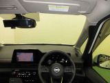 ドライバー目線で、使いやすく安全操作性と良好な視界を実現した運転席です。