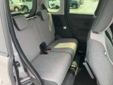 リヤシートも全車消毒済み。天井も高く広々快適空間!足元も軽とは思えない広さ。左右シートが別々に動くのでアレンジ色々♪