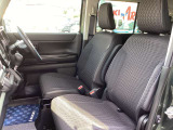 乗り降りがしやすい高さのフロントシートです。運転席と助手席にシートヒーターが付いています。