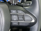 ステアリングスイッチ付き。前方から目を離すことなく操作することが可能です。