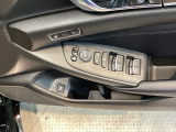 電動格納式リモコンドアミラーと、パワーウィンドウスイッチ等は運転席ドアにあります。