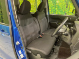 運転席まわりには十分なスペースがあり、大柄な方でもゆったり運転していただける環境です。